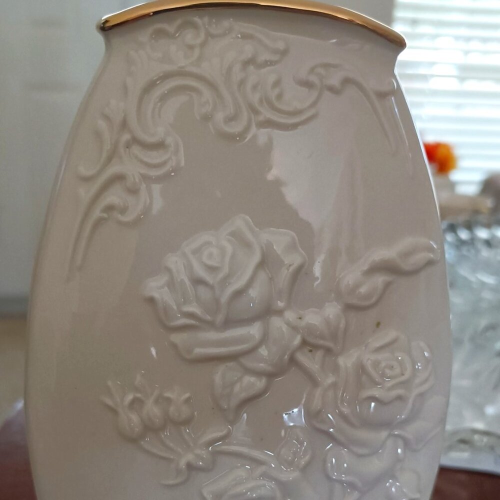 New In Box Vintage 1970s Lenox Fine Porcelain Vase. Embossed With Gold Rim - Picture 1 of 9
